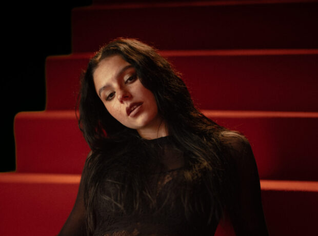 MIRELLA AVAA UUDEN ALBUMIKAAREN